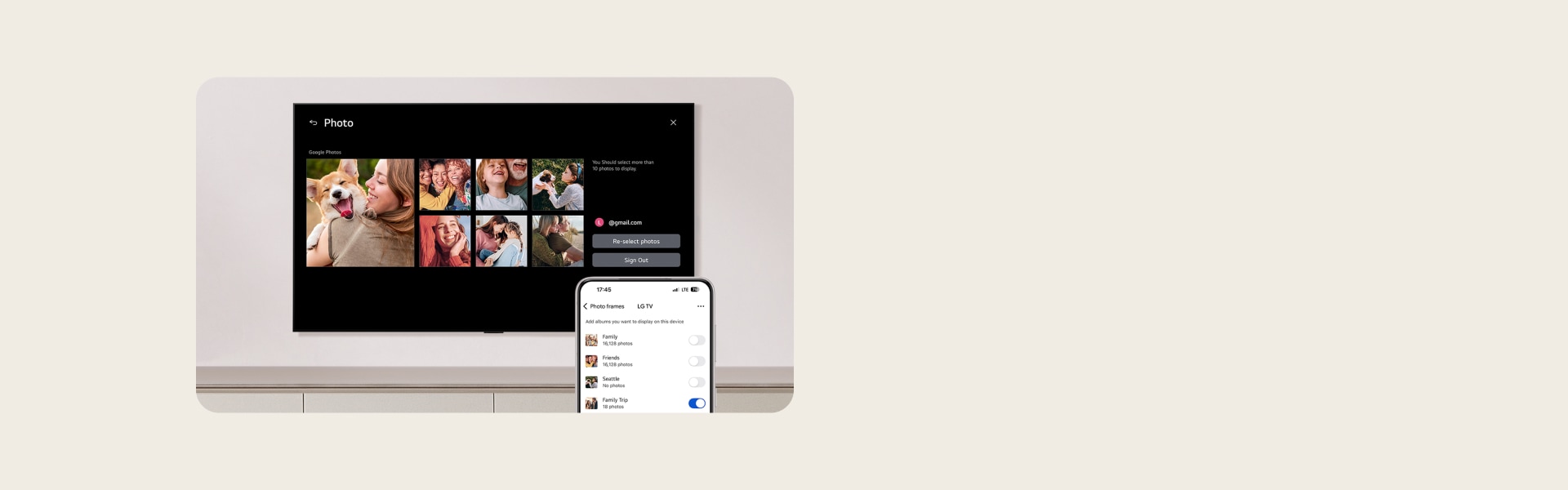 LG OLED evo AI G6 muestra una cuadrícula de Google Photos con instantáneas familiares, mientras que un teléfono muestra una lista de álbumes con la opción de álbum Viaje familiar activada.